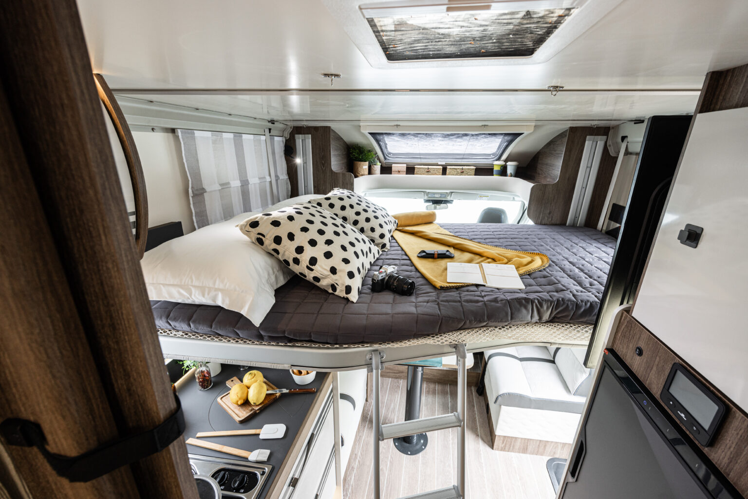 Letto basculante elettrico nel soggiorno del camper CI Magis Air edition