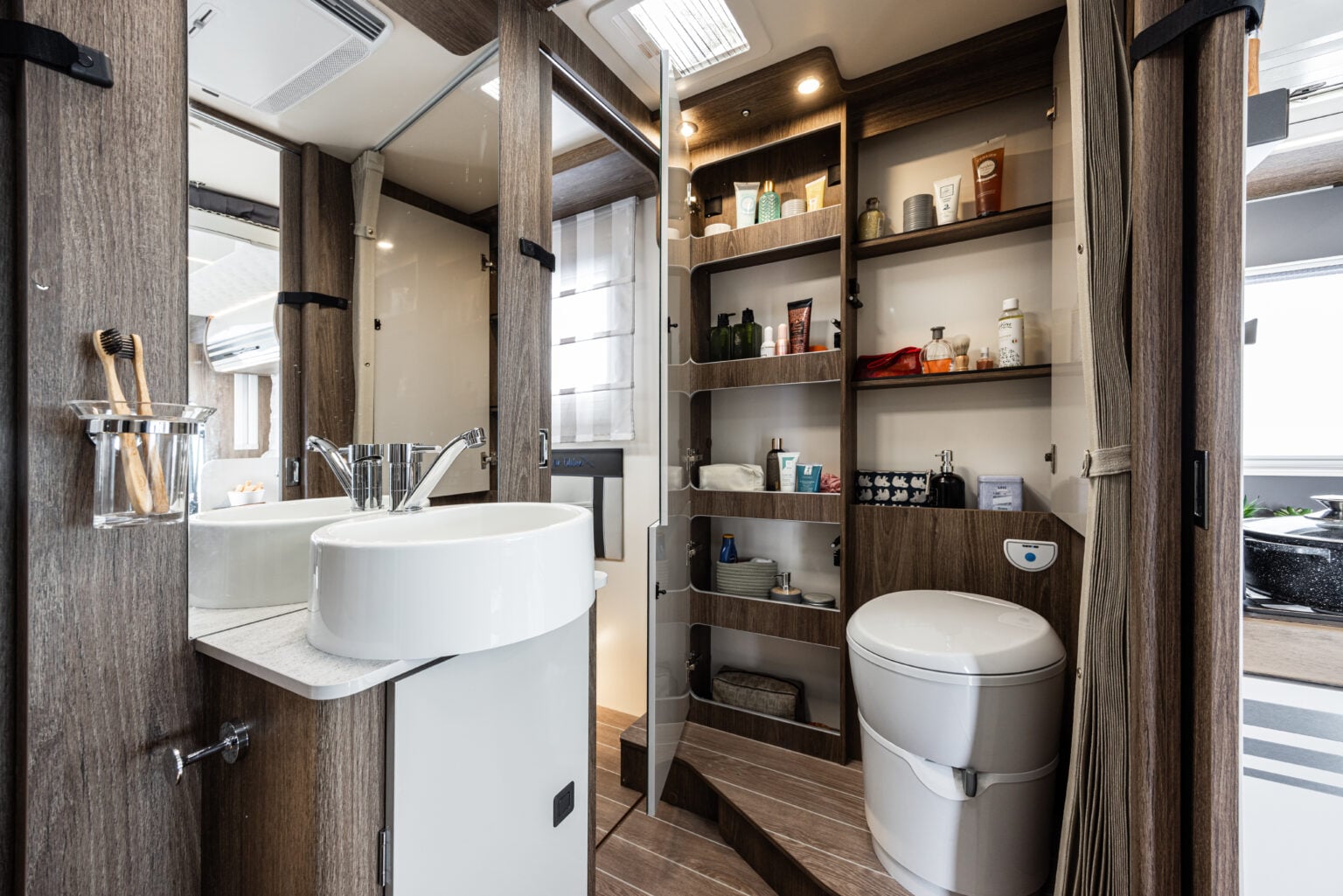 Armadi e spazi di stivaggio nel bagno del camper CI